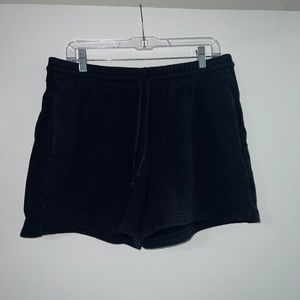 Aritzia TNA COZY FLEECE BOYFRIEND 5" SWEATSHORT in Black Size L